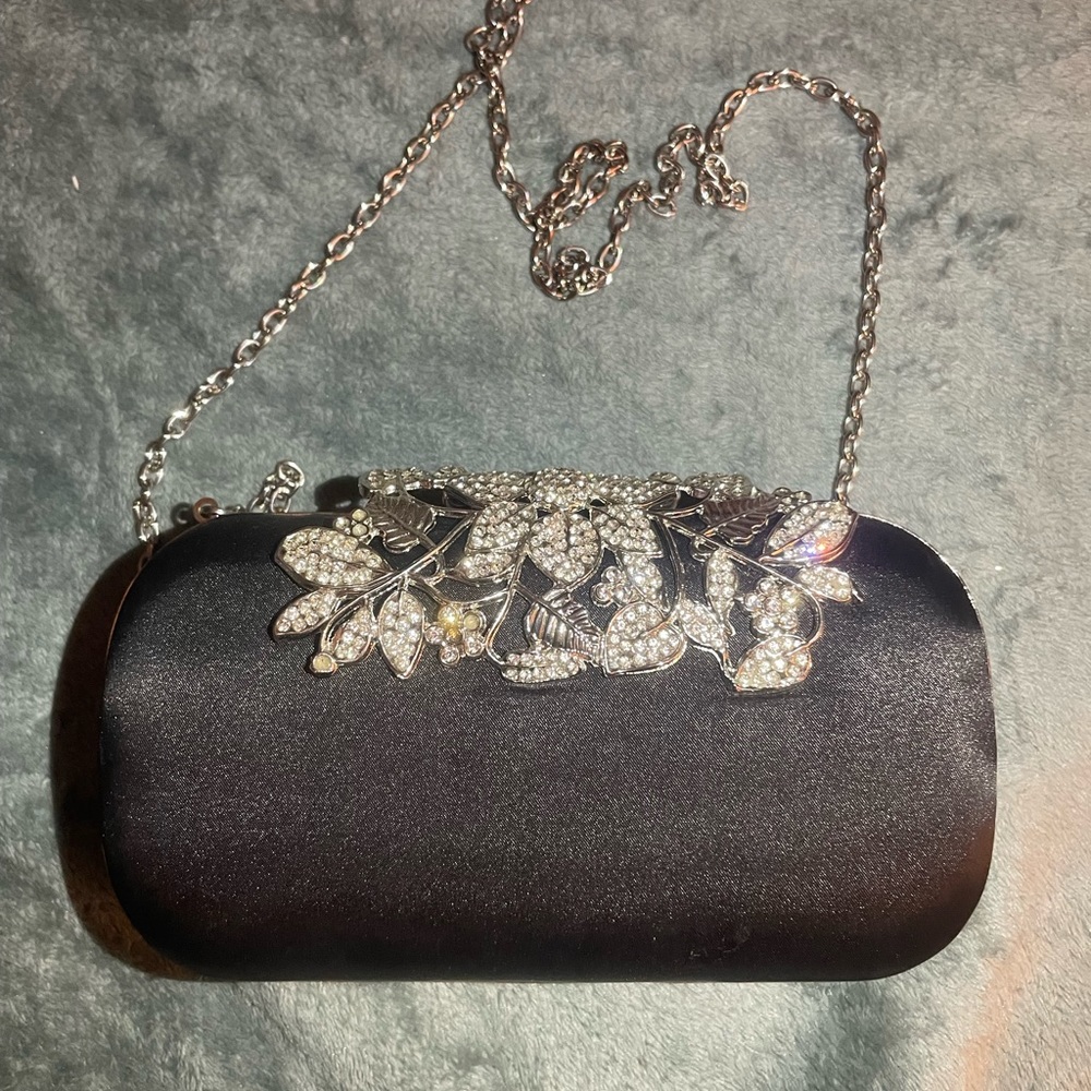 Cute vintage black clutch, super cute very shiny it’s soft material and hard